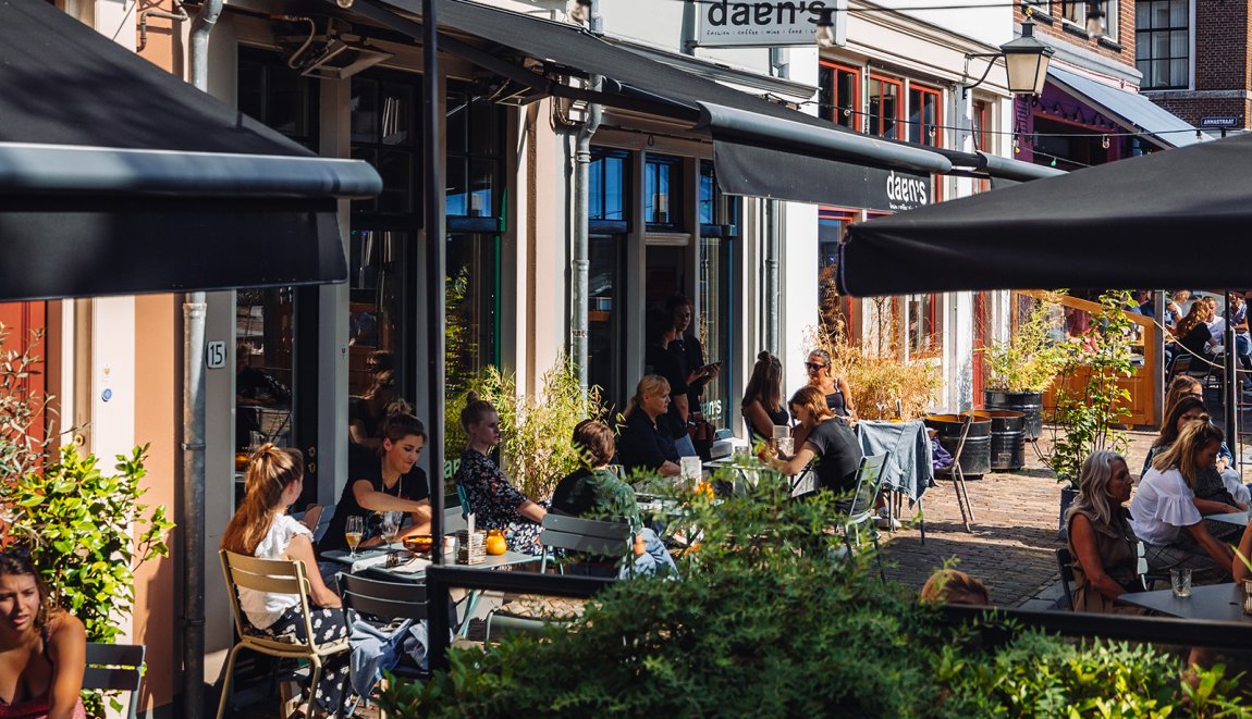 Mensen zitten op een terras in Utrecht Mensen zitten op een terras in Utrecht