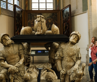 Bezoekers bekijken een grafmonument in de de Grote Kerk in Breda.