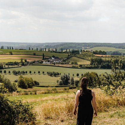 Dame loopt door het Zuid-Limburgse landschap Aranka Sinnema