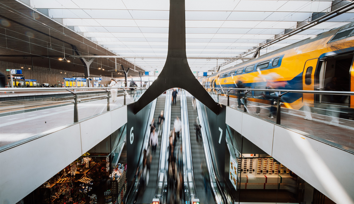 Roltrappen, trein en perrons op Rotterdam Centraal station