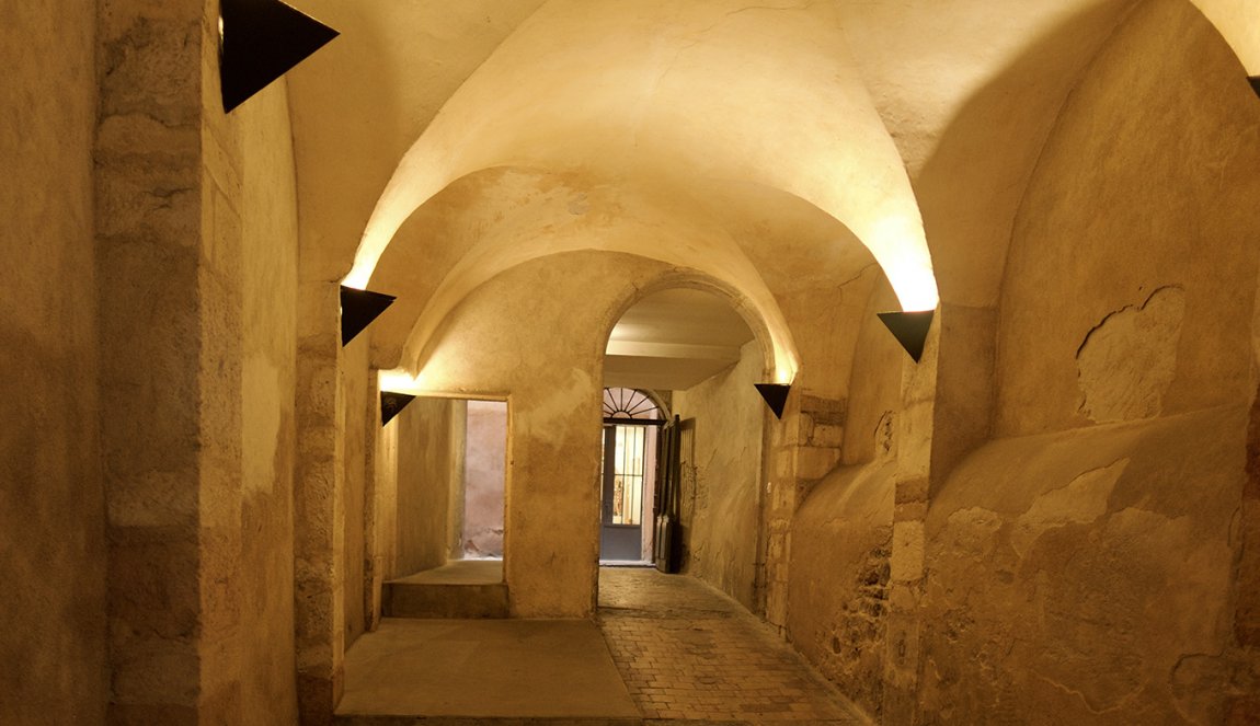 This famous passageway called La longue traboule This traboule is the longest of vieux Lyon, hence its name J. Photos