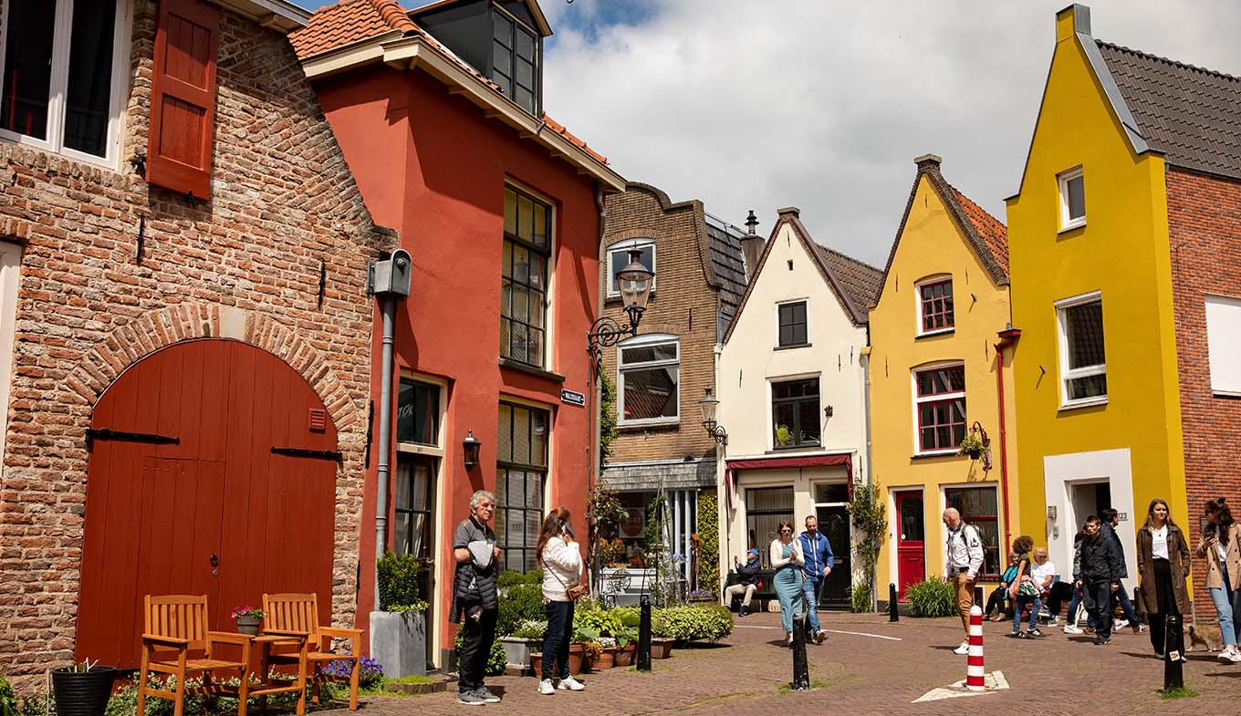 Bergkwartier Deventer gekleurde huisjes en bezoekers