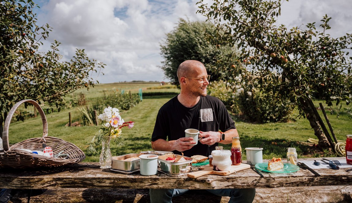 Genieten van streekproducten bij het Zuiderkrib dijkhuisje in Kraggenburg, Flevoland 