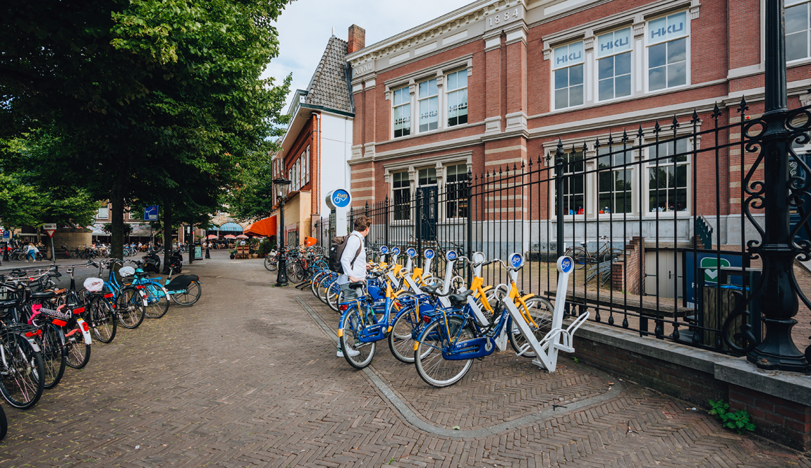 Een rij OV fietsen staat klaar voor deelnemers aan een persreis